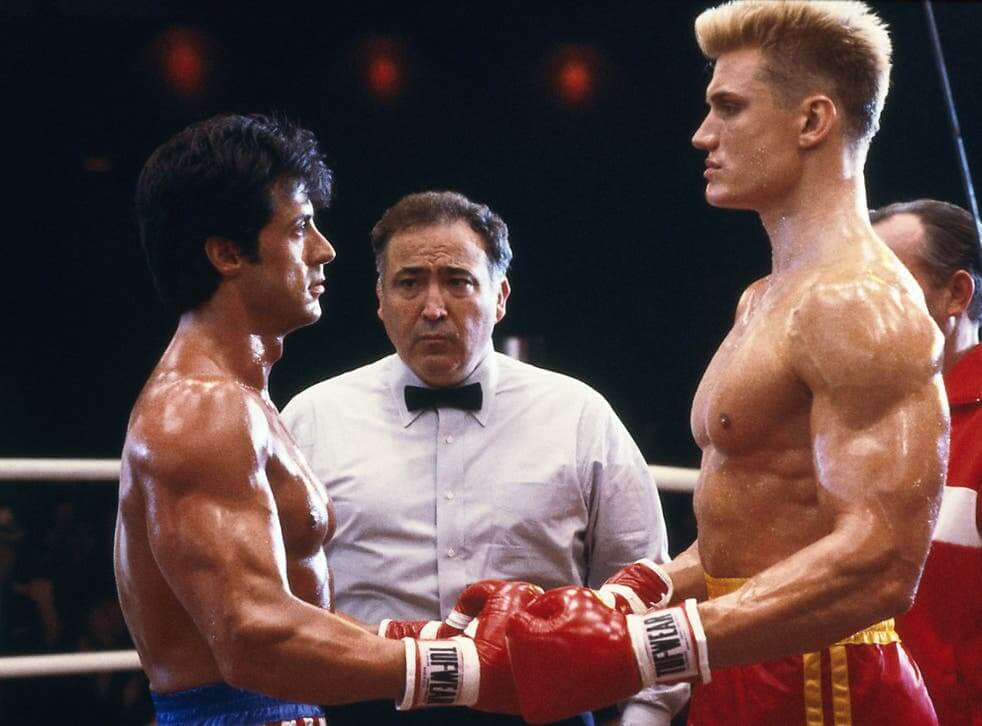 Sylvester Stallone (esquerda) e Dolph Lundgren (direita) como Rocky Balboa e Ivan Drago, respectivamente, em Rocky 4. | Imagem: Divulgação